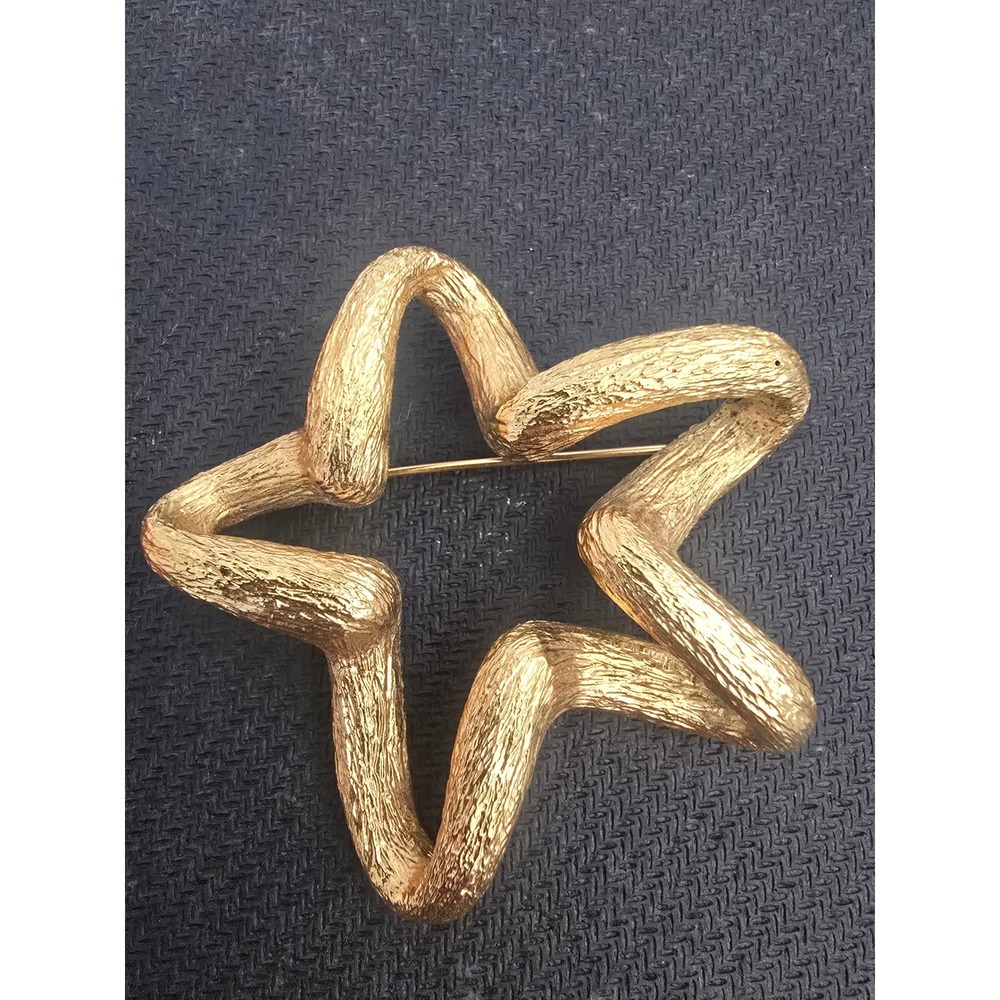 St.‎ John Vintage Textured Gold Tone Open Star Brooch Pin